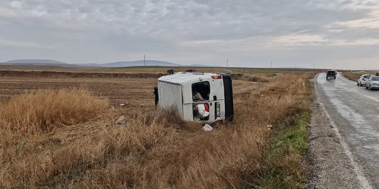 Kontrolden çıkan minibüs tarlaya devrildi: 3 yaralı