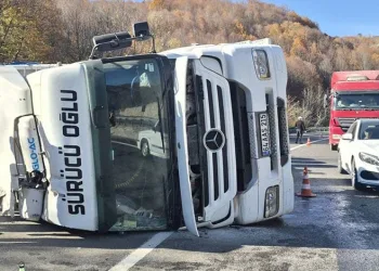 Bursa’da devrilen TIR’ın sürücüsü yaralandı