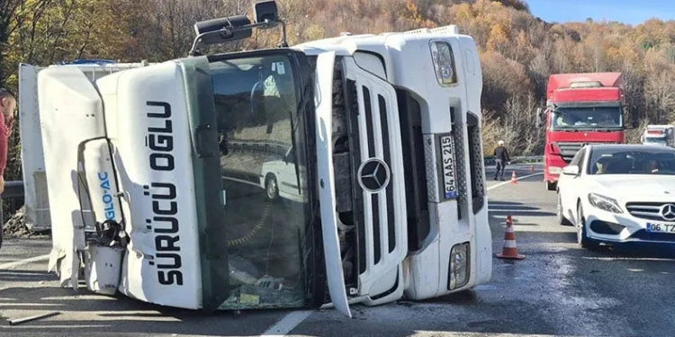 Bursa’da devrilen TIR’ın sürücüsü yaralandı