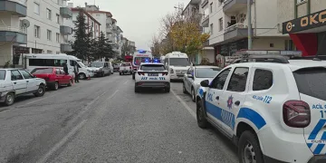 Kendini kilitlediği evini ateşe verdi