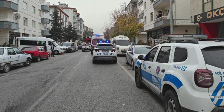 Kendini kilitlediği evini ateşe verdi