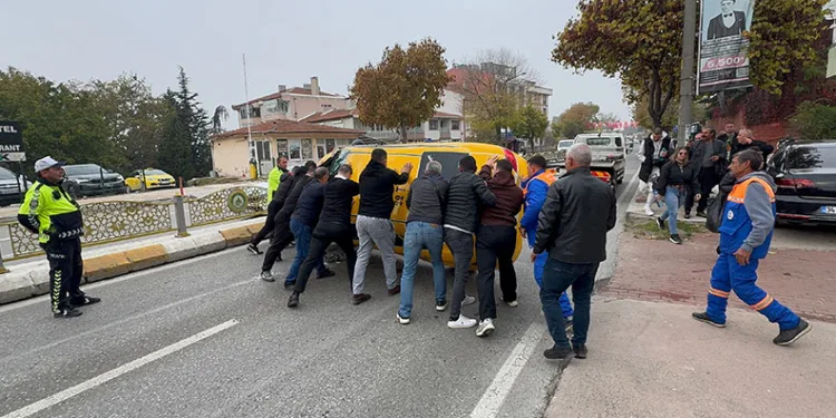 Metrelerce sürüklendi, emniyet kemeriyle hayatta tutundu