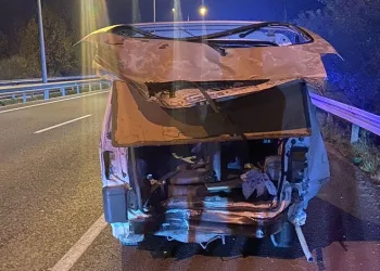 Bursa’da çekici kamyonet, ticari araca çarptı : 2 ölü