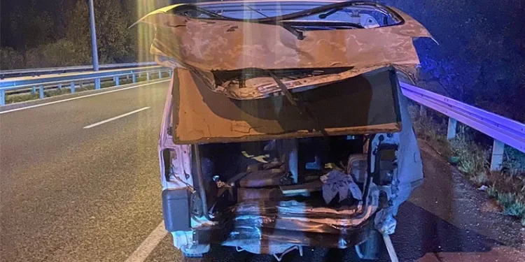 Bursa’da çekici kamyonet, ticari araca çarptı : 2 ölü