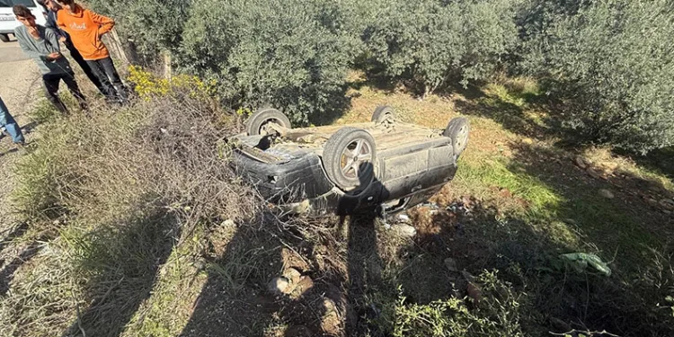 Otomobil şarampole yuvarlandı: 1’i çocuk 2 yaralı