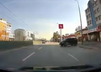 Bursa’da freni boşalan minibüs üç şeritli yola indi
