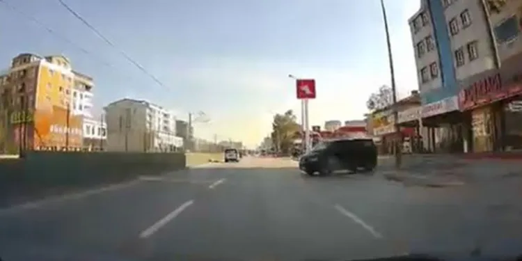Bursa’da freni boşalan minibüs üç şeritli yola indi
