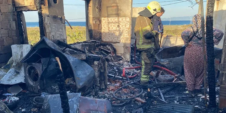 Bursa’da bir ev küle döndü, yanındaki bina hasar gördü