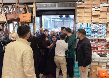 10 liraya ayakkabı, çanta, kıyafet satıldığını duyan koştu