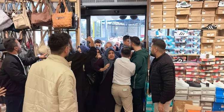 10 liraya ayakkabı, çanta, kıyafet satıldığını duyan koştu