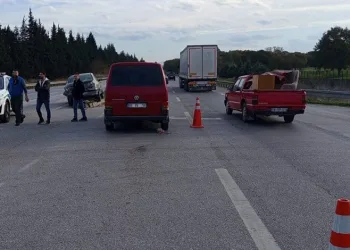 Karacabey’de iki otomobil çarpıştı: 2 yaralı