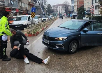 Bursa’da otomobille çarpışan motosiklet sürücüsü yaralandı