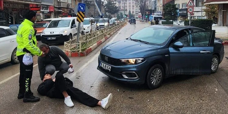 Bursa’da otomobille çarpışan motosiklet sürücüsü yaralandı