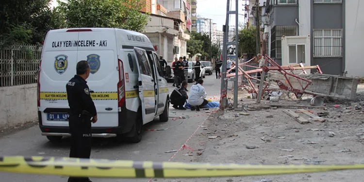 Adana’da demir iskele zemine çakıldı: 1 ölü, 1 yaralı