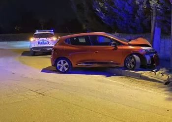 Bursa’da otomobil, beton direğe çarptı: 1 yaralı