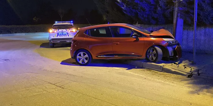 Bursa’da otomobil, beton direğe çarptı: 1 yaralı