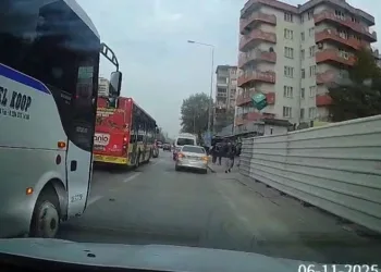 Bursa’da trafikte yol verme tartışması kamerada