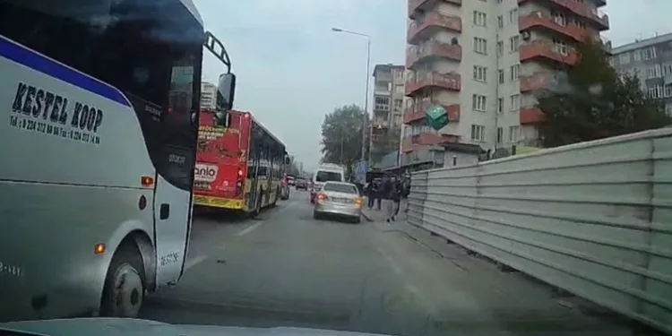 Bursa’da trafikte yol verme tartışması kamerada