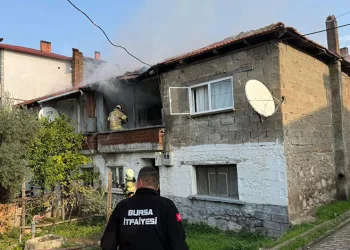 Bursa’da iki katlı evde yangın paniği mahalleyi sardı