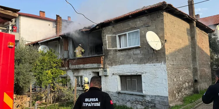 Bursa’da iki katlı evde yangın paniği mahalleyi sardı