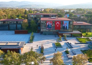 Başkan Şadi Özdemir’den üniversitelilere vize morali