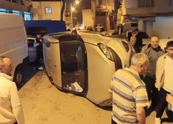 Bursa’da kontrolden çıkan otomobil yan döndü