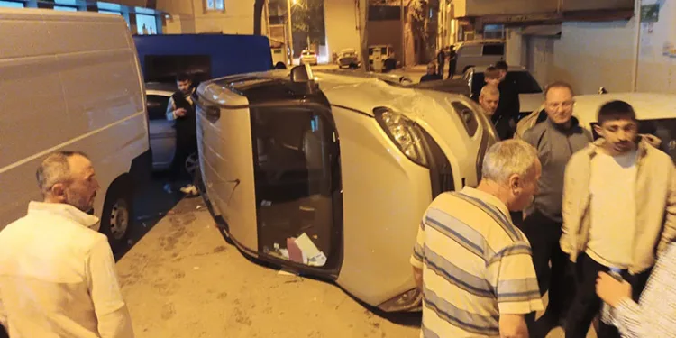Bursa’da kontrolden çıkan otomobil yan döndü