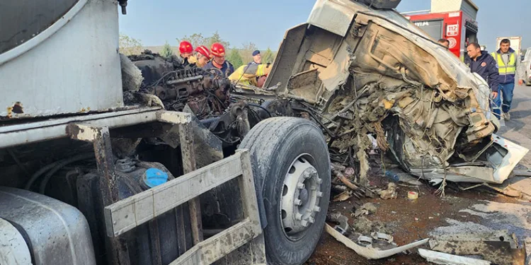 Bursa’da süt tankeri TIR’a çarptı: 1 yaralı