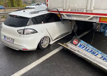 Bursa’da otomobil tırın altına girdi: 4 yaralı