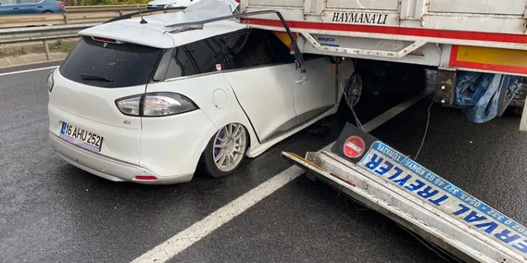 Bursa’da otomobil tırın altına girdi: 4 yaralı