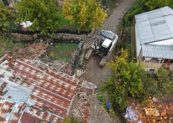 Hasarlı Bina Belediye Tarafından Yıkıldı