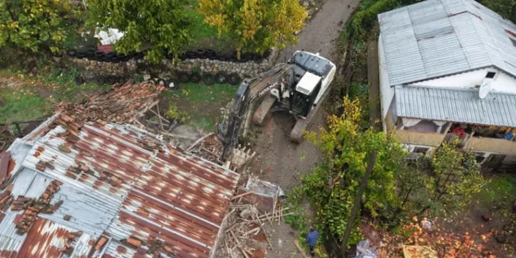Hasarlı Bina Belediye Tarafından Yıkıldı