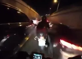 Bursa’da hızla giden motosikletliye arkasından gelen motosikletli böyle çarptı