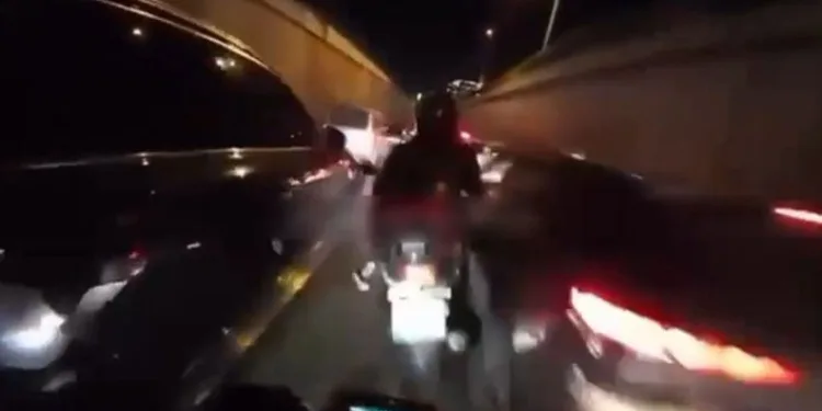 Bursa’da hızla giden motosikletliye arkasından gelen motosikletli böyle çarptı