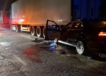 Bursa’da otomobil park halindeki TIR’a çarptı: 1 ağır yaralı