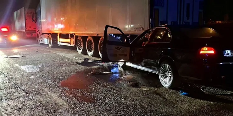 Bursa’da otomobil park halindeki TIR’a çarptı: 1 ağır yaralı
