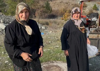 Bursa’da iki yaşlı kadın gençlere taş çıkartıyor