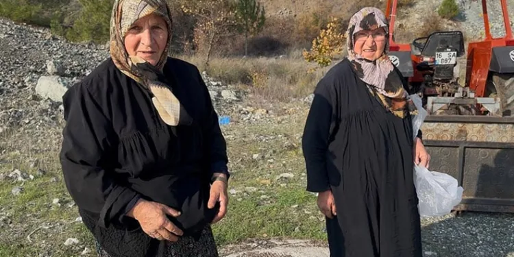 Bursa’da iki yaşlı kadın gençlere taş çıkartıyor