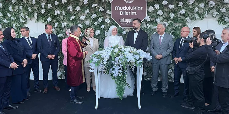Bakan Göktaş, evlilik kredisinden yararlanan çiftin nikah şahidi oldu