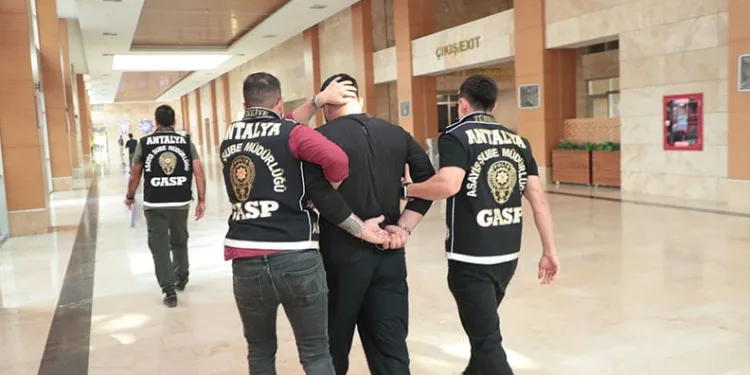Başakşehir’de tehlikeli motosiklet gösterisi yapan sürücü yakalandı