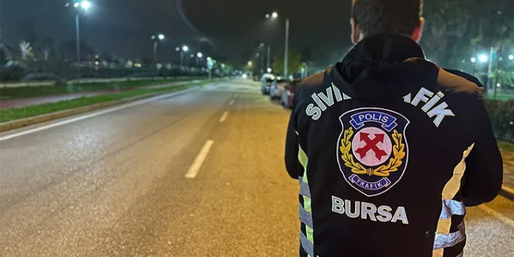 Bursa’da sivil trafik ekiplerinden gece denetimi