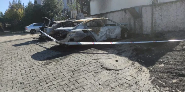 Şırnak’ta park halindeki iki araç alev aldı