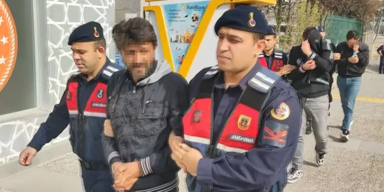 Şırnak’ta park halindeki iki araç alev aldı