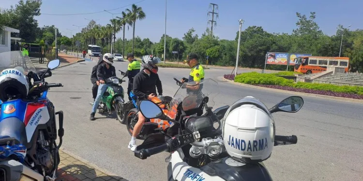 Alaçatı’da eğlence mekanına silahlı saldırı