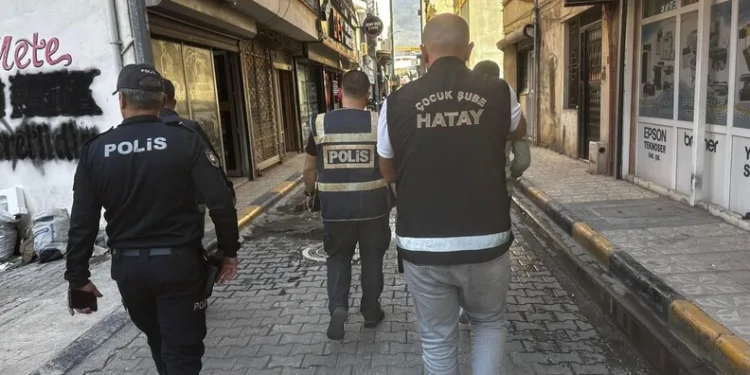 Şişli’de özel bakımevinde kalan yaşlı kadının malına göz diktikleri iddiası: 2 bavulun içinden yüklü miktarda para çıktı
