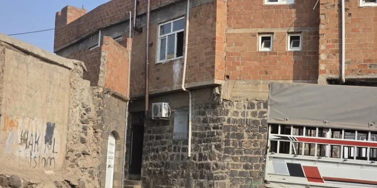Yolun karşısına geçmeye çalışan yayaya hafriyat kamyonu çarptı