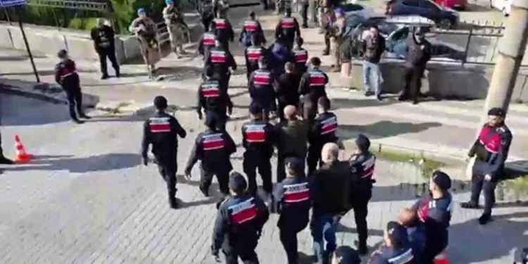 Yolun karşısına geçmeye çalışan yayaya hafriyat kamyonu çarptı