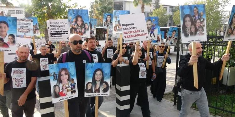 Yolun karşısına geçmeye çalışan yayaya hafriyat kamyonu çarptı