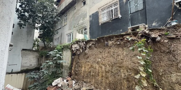 Yolun karşısına geçmeye çalışan yayaya hafriyat kamyonu çarptı