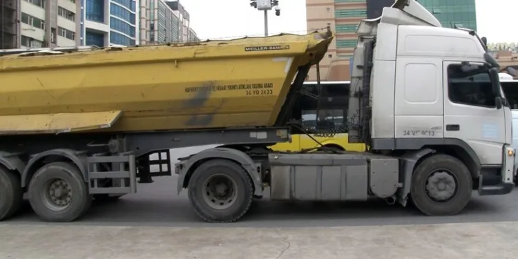 Yolun karşısına geçmeye çalışan yayaya hafriyat kamyonu çarptı